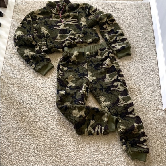 Camo Color 2 Piece Sherpa Set - Picture 10 of 12
